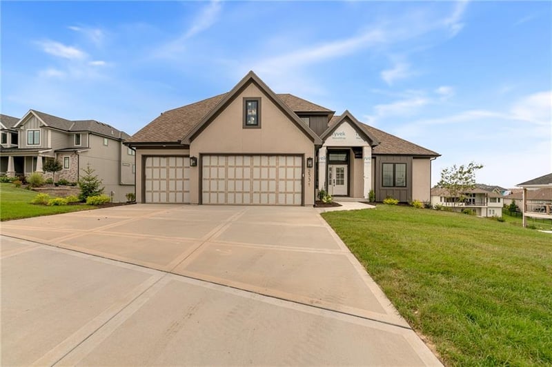 13547 Terrace Park Dr, Parkville, MO 64152