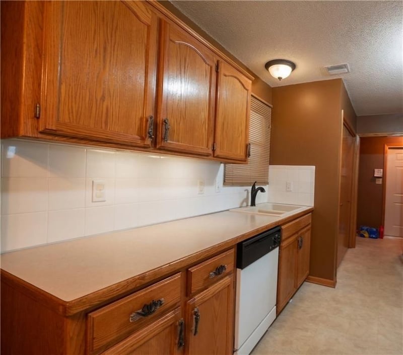 14923 48th Ter, Kansas City, MO 64136
