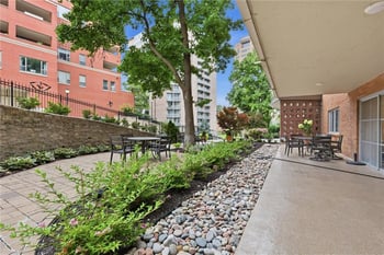 310 W 49 St #101, Kansas City, MO 64112
