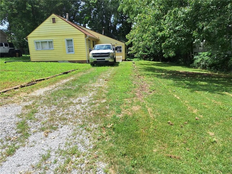 8438 Douglas Ave, Kansas City, MO 64114