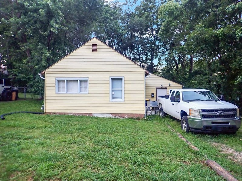 8438 Douglas Ave, Kansas City, MO 64114