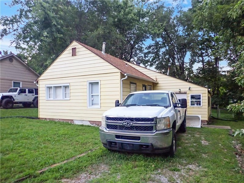 8438 Douglas Ave, Kansas City, MO 64114