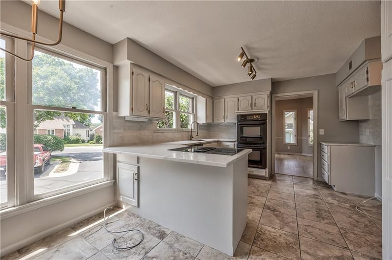 4512 90th St, Prairie Village, KS 66207