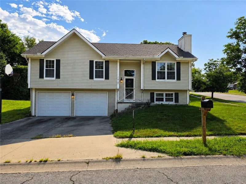 7818 Amoret Ave, Kansas City, MO 64151