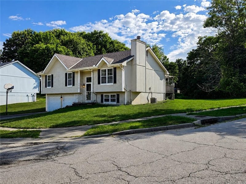 7818 Amoret Ave, Kansas City, MO 64151