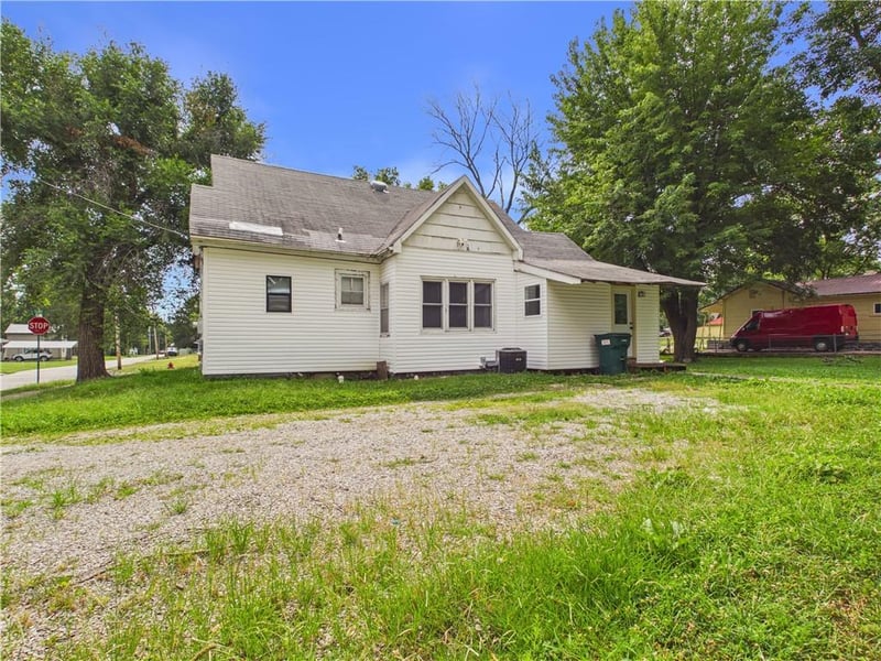 219 3rd St, Clinton, MO 64735