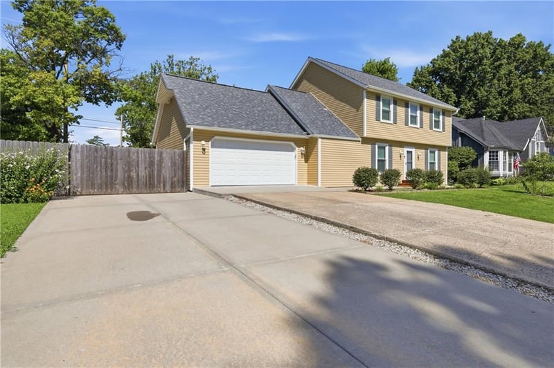 10282 Haskins St, Lenexa, KS 66215