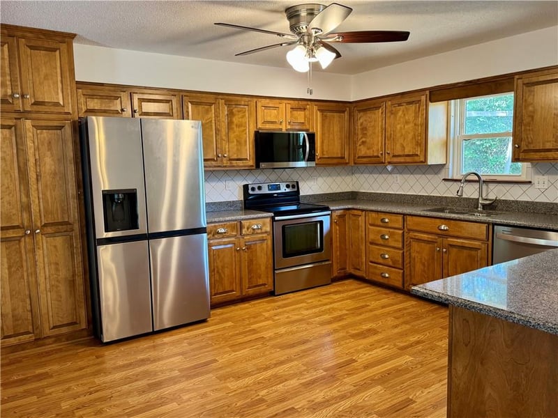 508 Maple Ln, Lansing, KS 66043