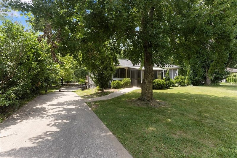 913 Roncelli Rd, Lexington, MO 64067