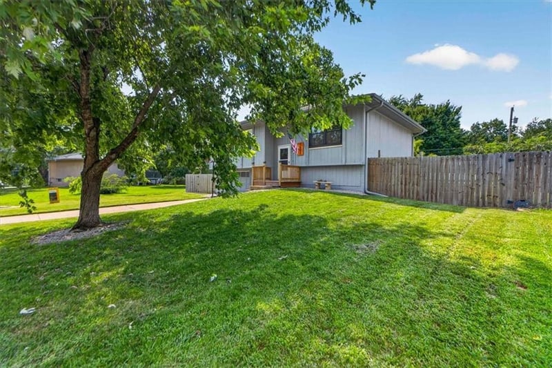 1802 Parkwood Dr, Harrisonville, MO 64701