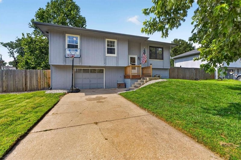 1802 Parkwood Dr, Harrisonville, MO 64701