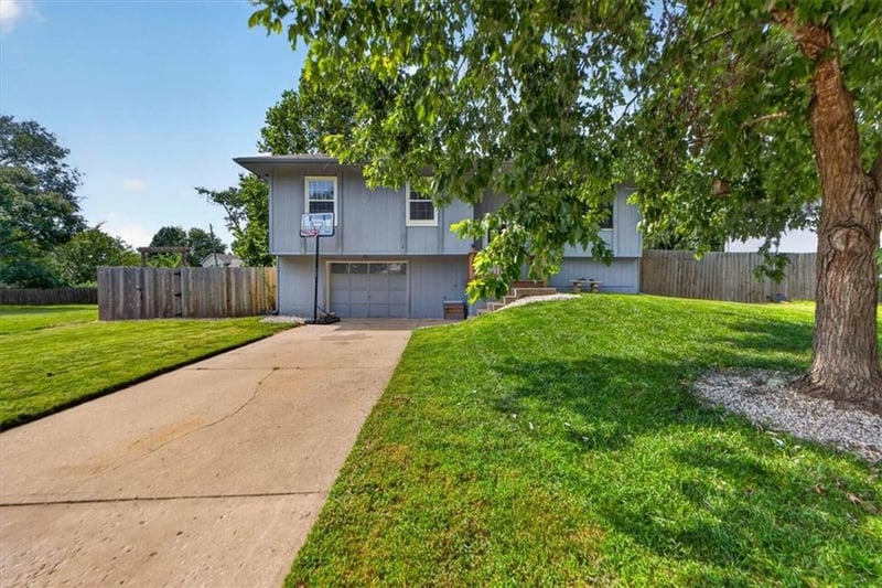 1802 Parkwood Dr, Harrisonville, MO 64701
