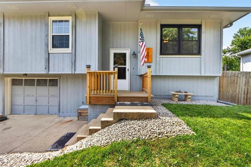 1802 Parkwood Dr, Harrisonville, MO 64701