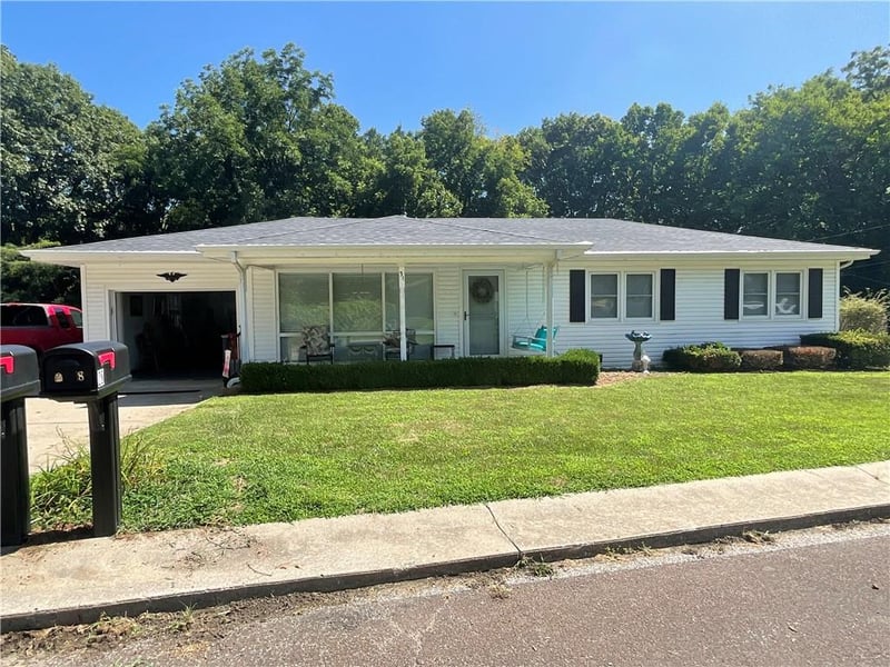 31 Country Club Ter, Lexington, MO 64067