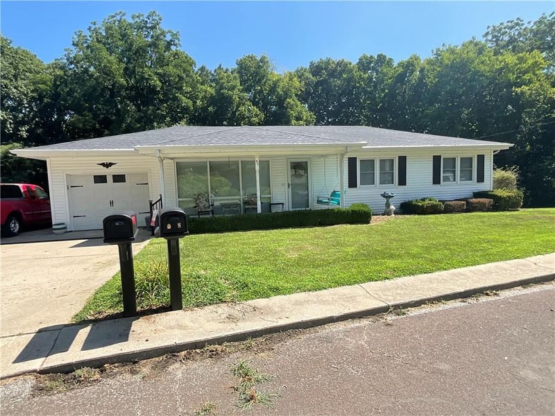 31 Country Club Ter, Lexington, MO 64067