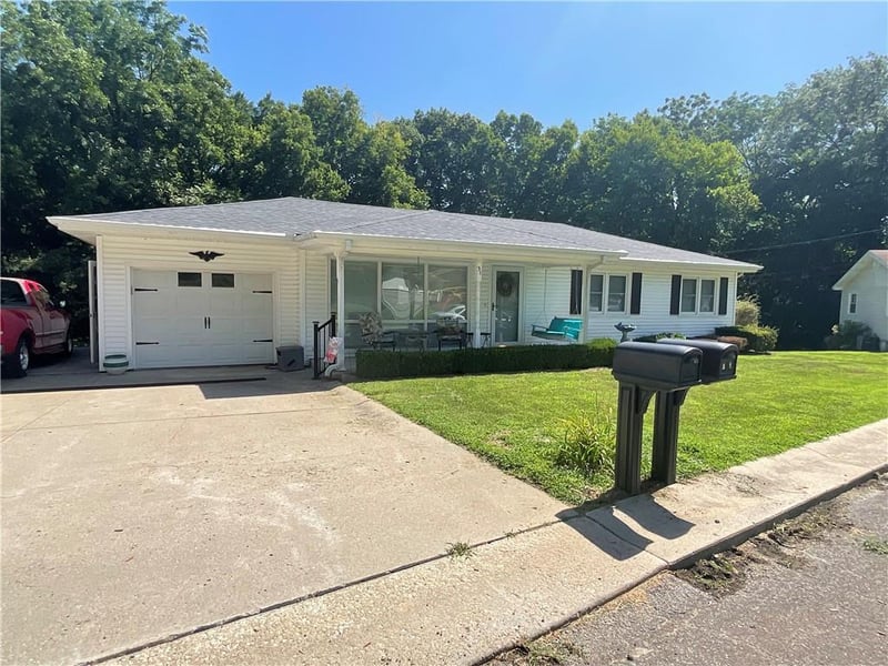 31 Country Club Ter, Lexington, MO 64067