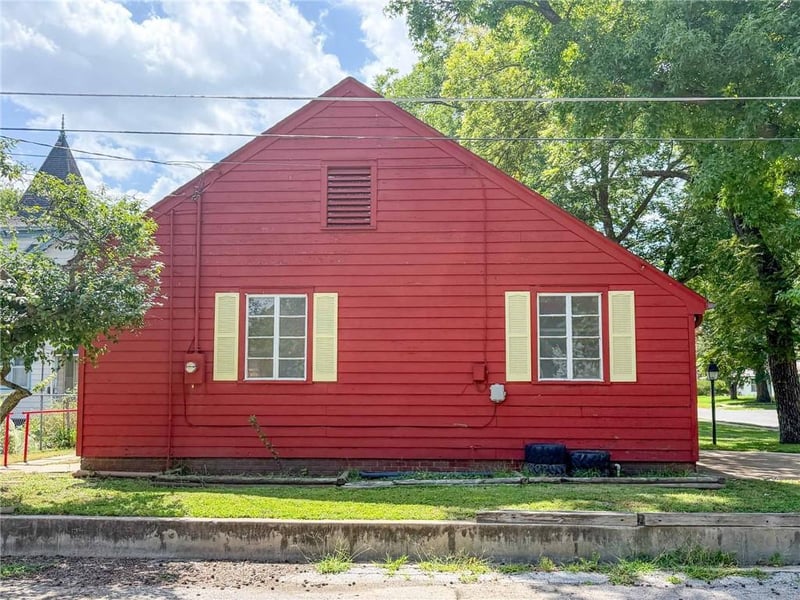401 Broadway St, Iola, KS 66749