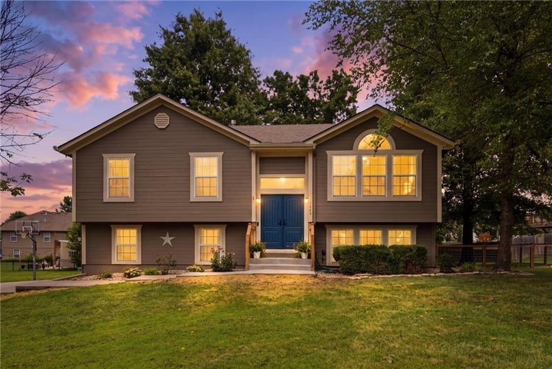 1400 Aspen Dr, Greenwood, MO 64034