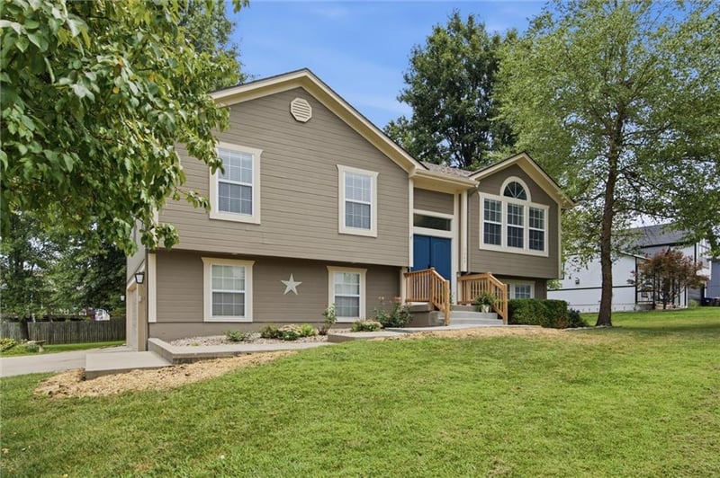 1400 Aspen Dr, Greenwood, MO 64034