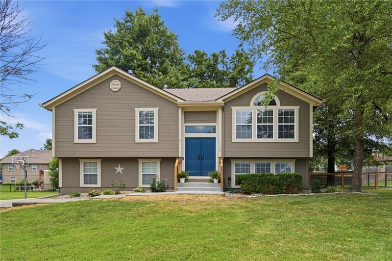 1400 Aspen Dr, Greenwood, MO 64034