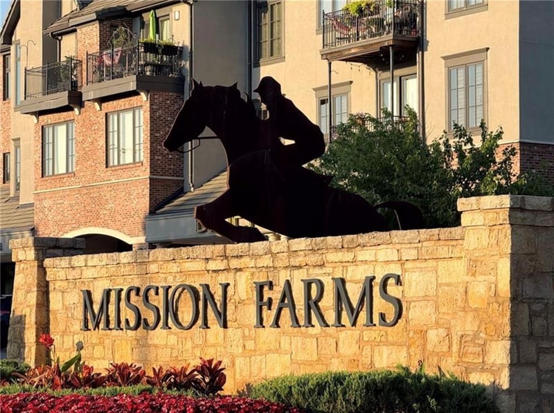 10511 Mission Rd #312, Leawood, KS 66206