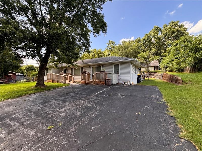 10720 43rd St, Kansas City, MO 64133