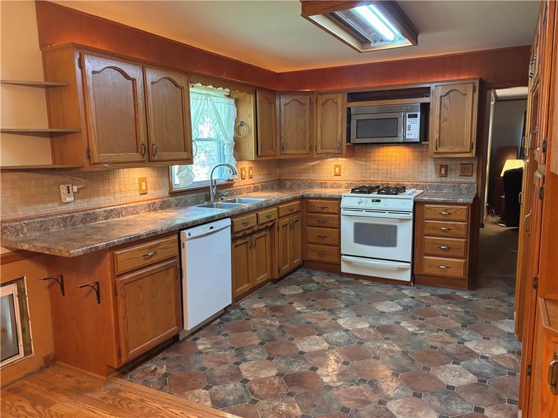 10720 43rd St, Kansas City, MO 64133