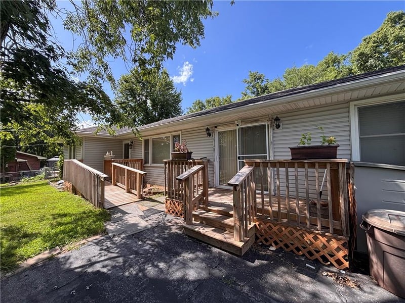 10720 43rd St, Kansas City, MO 64133