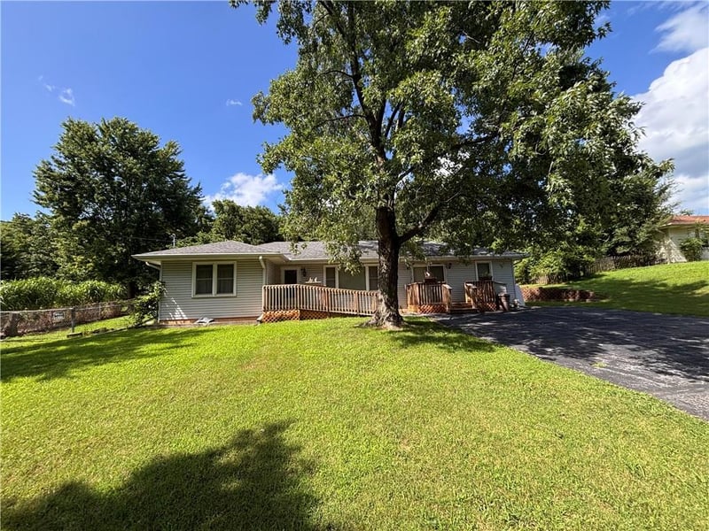 10720 43rd St, Kansas City, MO 64133