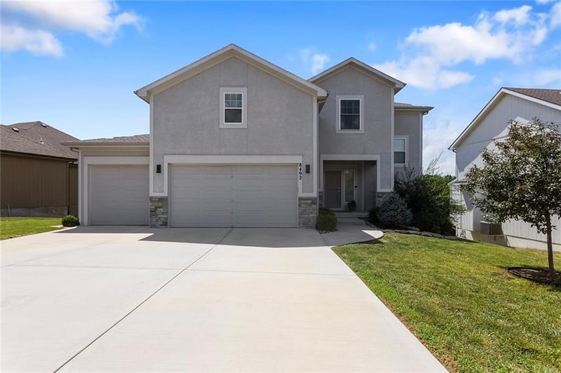 8492 Valley Spring Dr, De Soto, KS 66018
