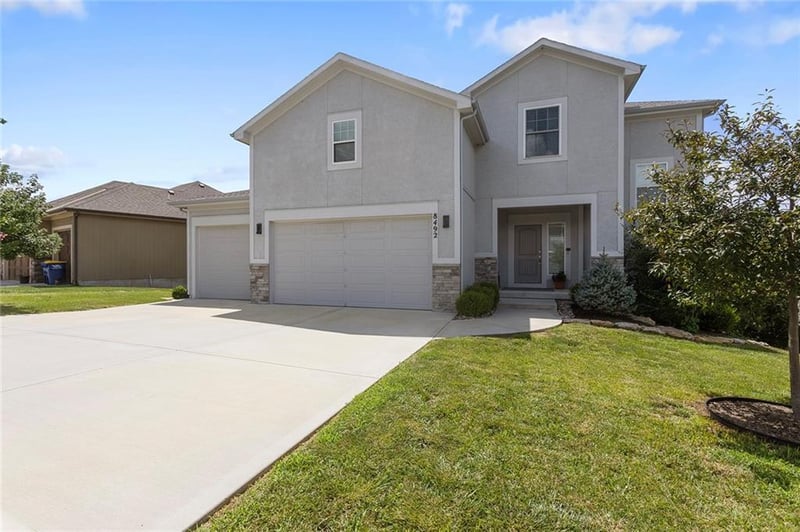 8492 Valley Spring Dr, De Soto, KS 66018