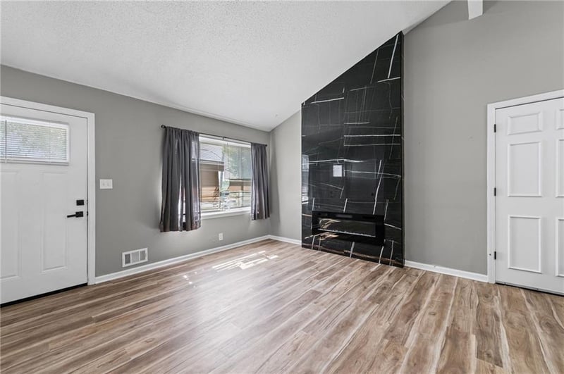 6208 Antioch Rd, Gladstone, MO 64119
