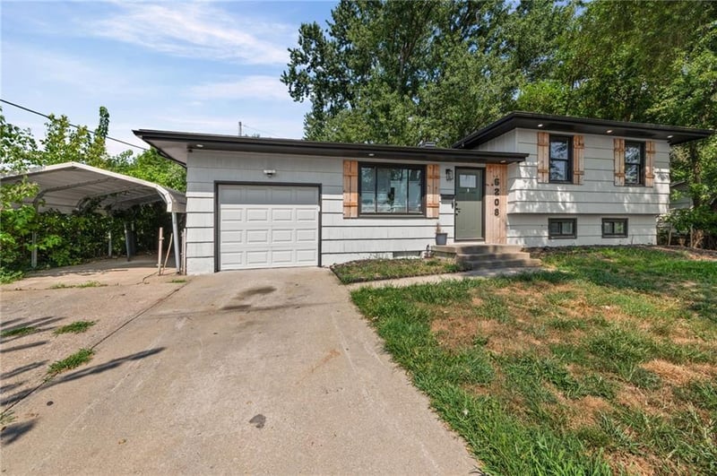 6208 Antioch Rd, Gladstone, MO 64119