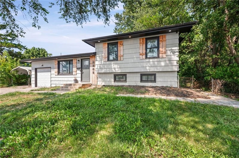 6208 Antioch Rd, Gladstone, MO 64119