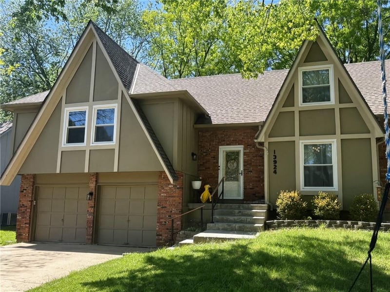 13924 Tomahawk Dr, Olathe, KS 66062