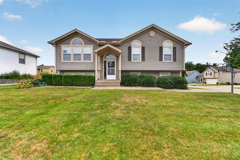 1505 Birch Dr, Greenwood, MO 64034