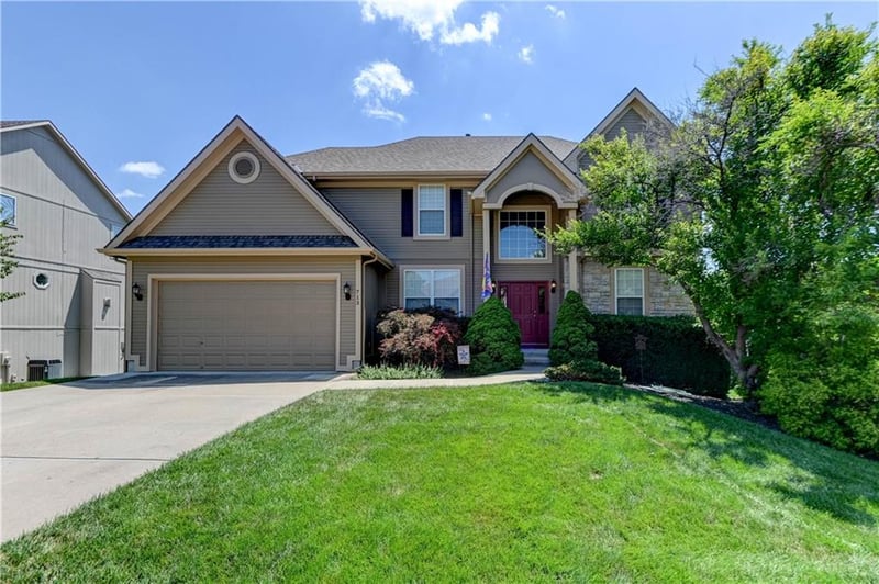 713 Rock Creek Dr, Lansing, KS 66043