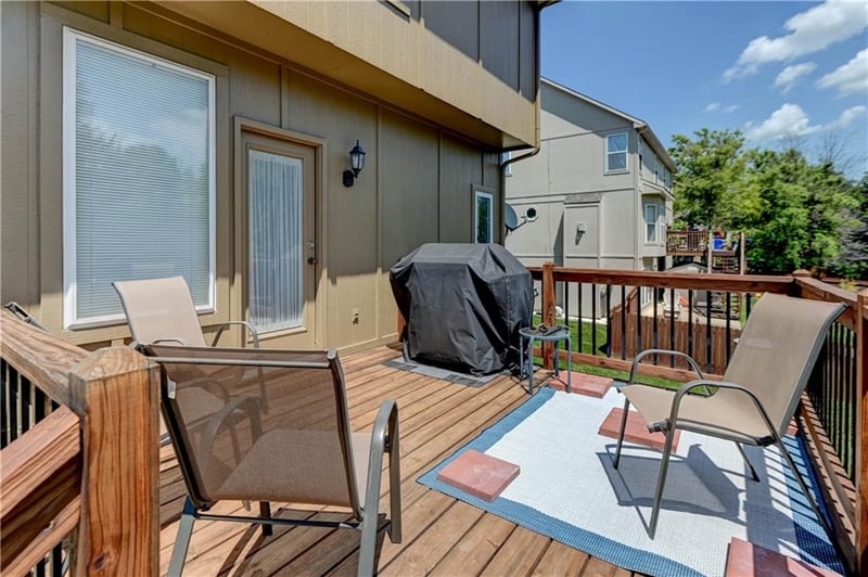 713 Rock Creek Dr, Lansing, KS 66043