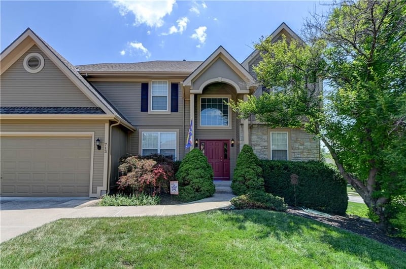 713 Rock Creek Dr, Lansing, KS 66043