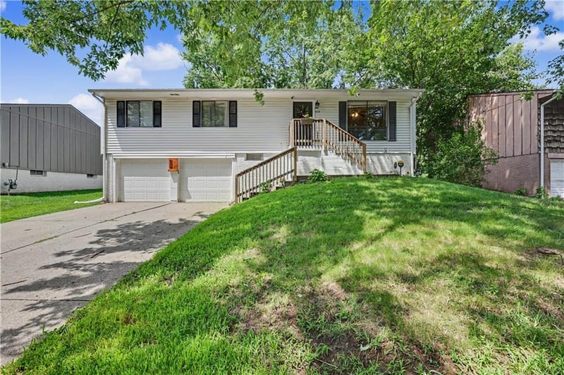 632 Mohican Dr, Independence, MO 64056