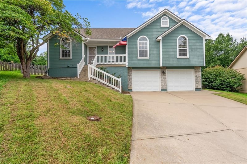 1218 Windcrest Ct, Grain Valley, MO 64029