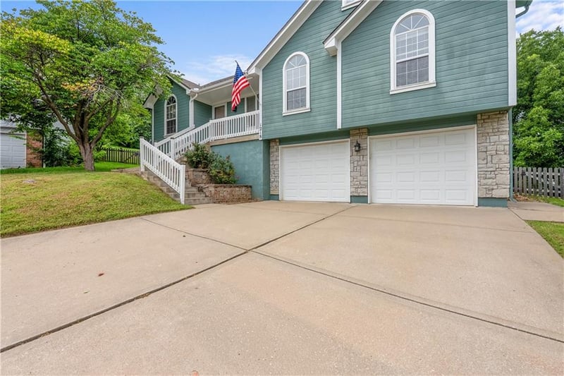 1218 Windcrest Ct, Grain Valley, MO 64029