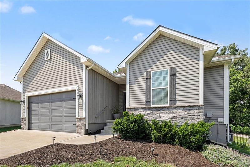 2412 Peekaboo Ct, Blue Springs, MO 64015