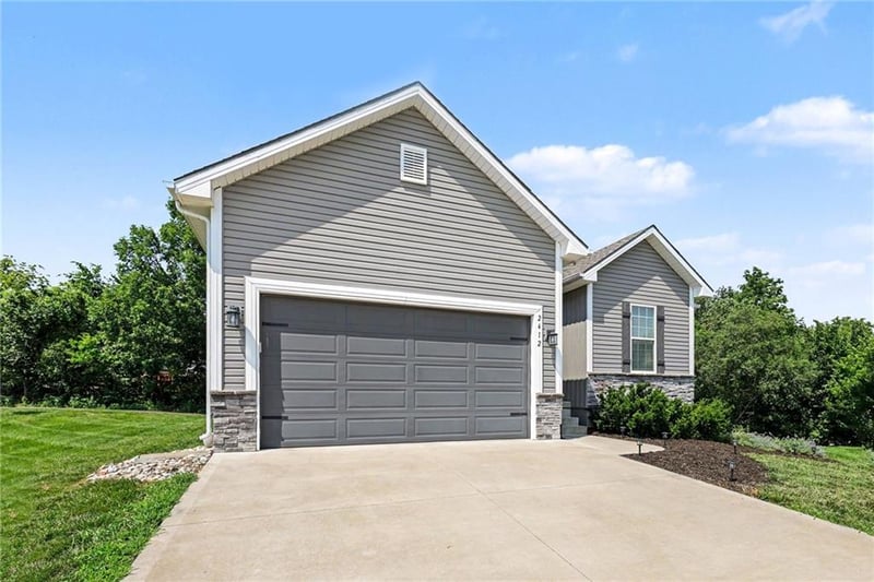 2412 Peekaboo Ct, Blue Springs, MO 64015