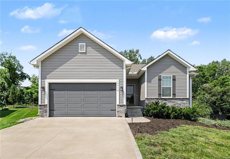 2412 Peekaboo Ct, Blue Springs, MO 64015