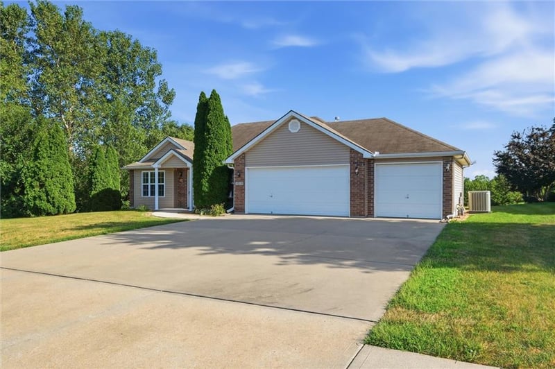 1021 Bristol Dr, Raymore, MO 64083