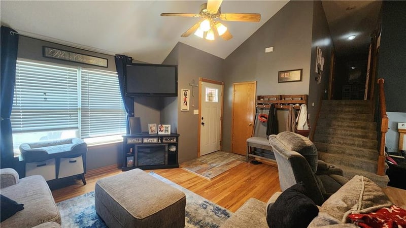 19504 Woodsbury St, Independence, MO 64058