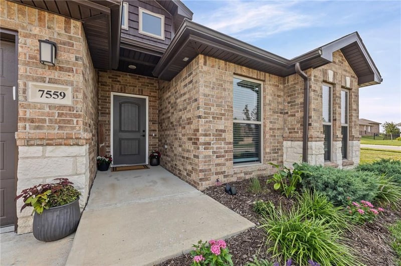 7559 Arapahoe Dr, Shawnee, KS 66227