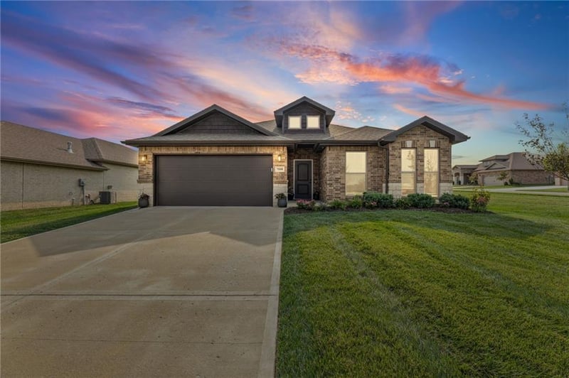 7559 Arapahoe Dr, Shawnee, KS 66227