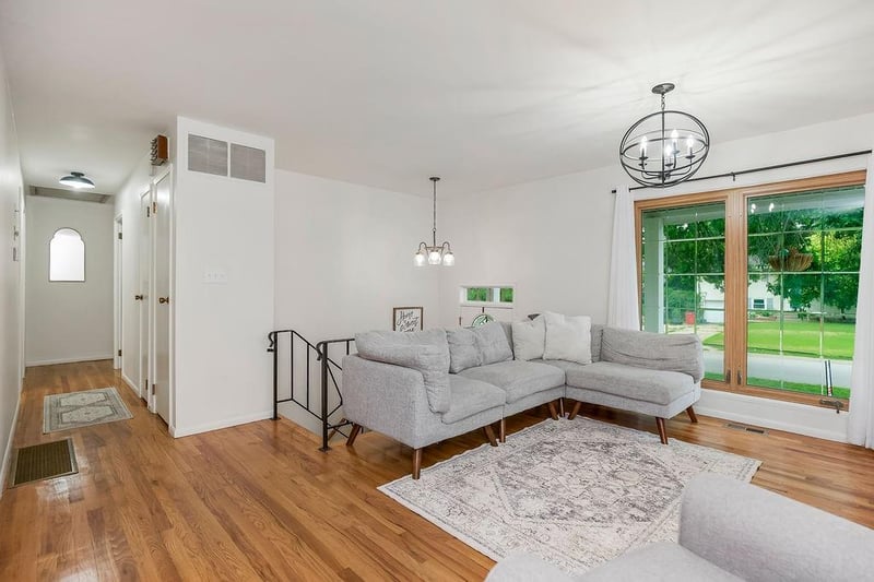 703 Seminole Dr, Independence, MO 64056